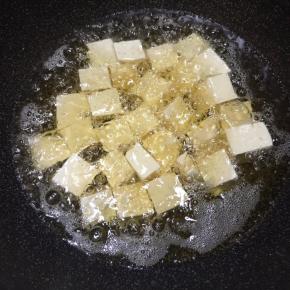 锅中加入多一些的油，大火烧至7成热，下入豆腐中火炸制。
