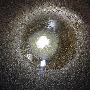 锅里留油，开小火，下入细砂糖。