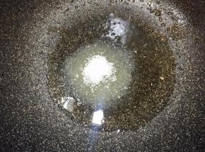 锅里留油，开小火，下入细砂糖。