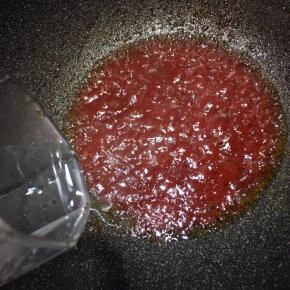 加入少许清水，大火烧开。