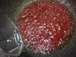 加入少许清水，大火烧开。