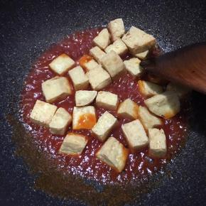 倒入炸好的豆腐，快速翻炒均匀即可关火。