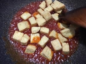 倒入炸好的豆腐，快速翻炒均匀即可关火。