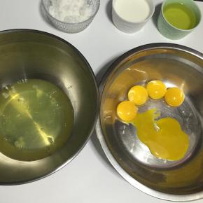 用两个干净无水无油的打蛋盆，将鸡蛋分离