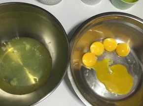 用两个干净无水无油的打蛋盆，将鸡蛋分离
