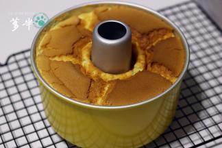 烤箱175度烤40分钟，烤好取出震一下倒扣晾凉