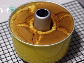 烤箱175度烤40分钟，烤好取出震一下倒扣晾凉