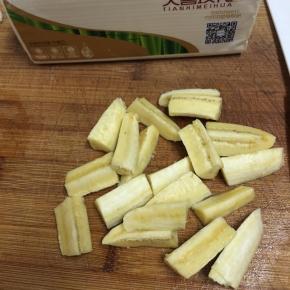 香蕉去皮切小段。