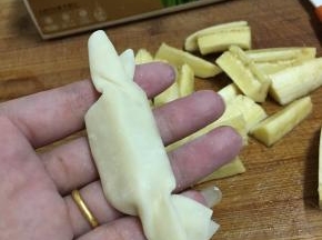 包好，两边像包糖果一样拧几下。