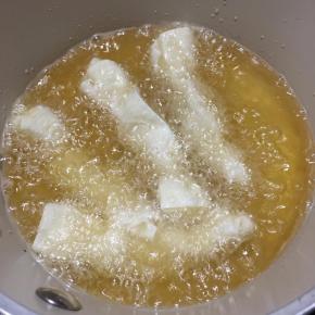 锅里倒入多一些的油，大火烧至8分热，下入香蕉糖果，中火炸制。