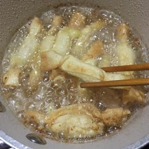 炸至表面呈金黄色即可捞出。