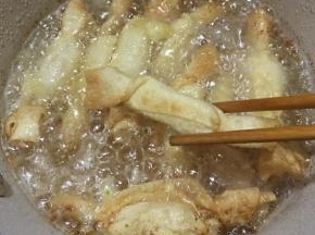 炸至表面呈金黄色即可捞出。