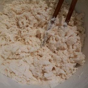 开水拌成絮状，（面粉吸水性不一样，不用一次性倒下去）