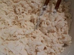 开水拌成絮状，（面粉吸水性不一样，不用一次性倒下去）