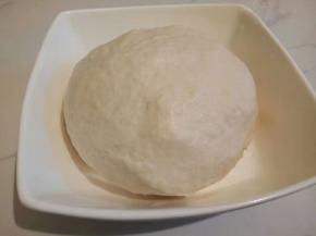 放垫子上反复揉团，揉成光滑的团就可以，盖保鲜膜差不多醒15分钟左右，