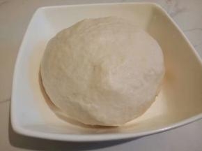 放垫子上反复揉团，揉成光滑的团就可以，盖保鲜膜差不多醒15分钟左右，