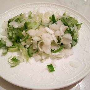  大葱，切小段，