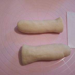 醒好的，面团分成两份，