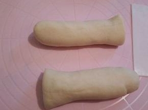 醒好的，面团分成两份，