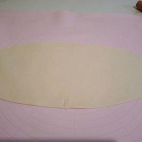 擀成薄片，尽量擀薄点，