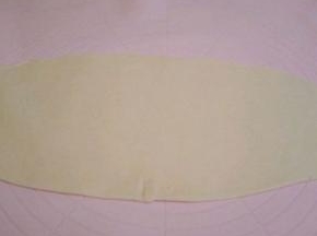 擀成薄片，尽量擀薄点，