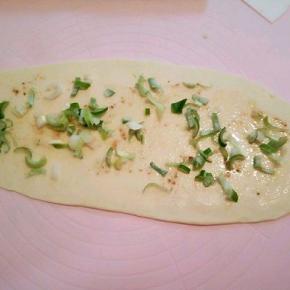  撒上适量的盐，十三香，芝麻油，再撒大葱，