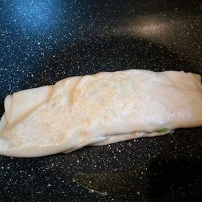  不粘锅放一点点油，放入饼，中小火煎至，