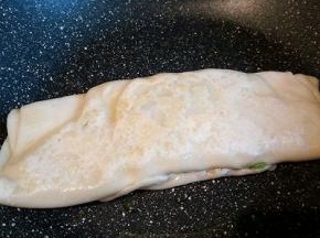  不粘锅放一点点油，放入饼，中小火煎至，