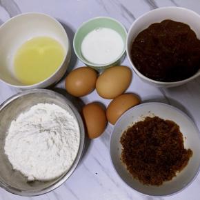 将所需食材准备好，将鸡蛋分离，分别打入两个干净无水无油的盆里