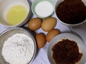 将所需食材准备好，将鸡蛋分离，分别打入两个干净无水无油的盆里