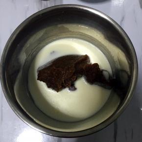 牛奶和油混合均匀，倒入枣泥打匀