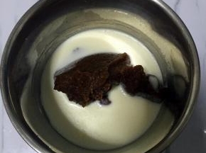 牛奶和油混合均匀，倒入枣泥打匀