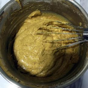 筛入低粉，用蛋抽搅拌均匀至无颗粒，不要画圈圈，拌匀就可以了，也不要过度搅拌，以免起劲