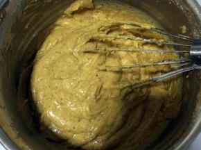 筛入低粉，用蛋抽搅拌均匀至无颗粒，不要画圈圈，拌匀就可以了，也不要过度搅拌，以免起劲