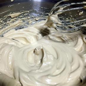 蛋清里滴入两滴白醋去除蛋腥味，用电动打蛋器打发蛋清，红糖分3次加入，打发至硬性发泡