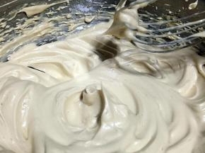 蛋清里滴入两滴白醋去除蛋腥味，用电动打蛋器打发蛋清，红糖分3次加入，打发至硬性发泡