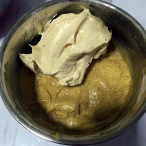 取一半蛋白和蛋黄糊用刮刀翻拌拌匀