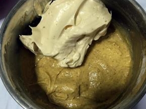 取一半蛋白和蛋黄糊用刮刀翻拌拌匀