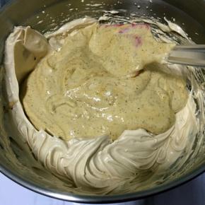 再倒入剩下的蛋白翻拌均匀，烤箱提前预热140度10分钟