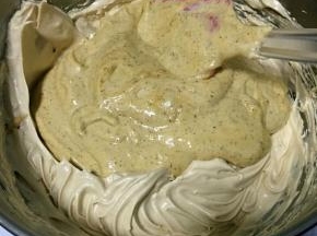 再倒入剩下的蛋白翻拌均匀，烤箱提前预热140度10分钟