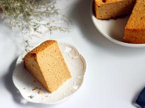 烤好取出震一下倒扣冷却，切片即可享用