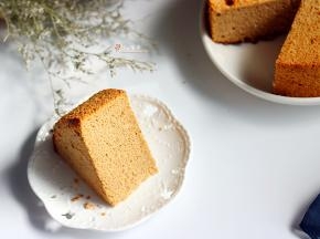 烤好取出震一下倒扣冷却，切片即可享用