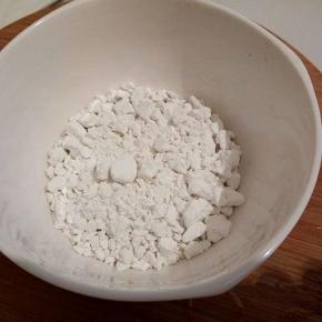  番薯粉（老家自己做的）50克，加清水45克，想要粉皮厚一点，就少加5克水，调匀，