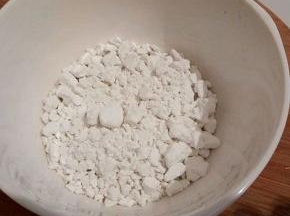  番薯粉（老家自己做的）50克，加清水45克，想要粉皮厚一点，就少加5克水，调匀，