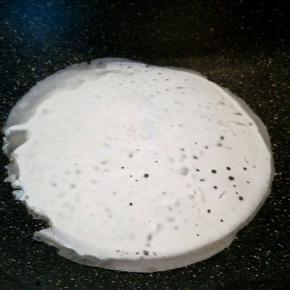 锅里刷一点油，一边倒，一边转圈，