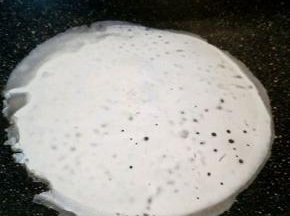 锅里刷一点油，一边倒，一边转圈，