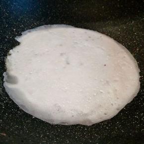  中火煎就可以，定型以后，翻面煎，