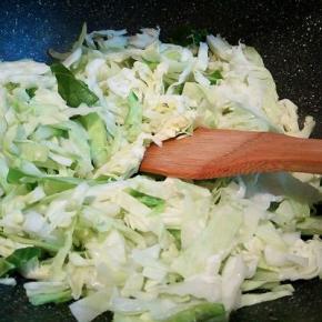  先蒜泥炝锅，再放圆白菜翻炒，