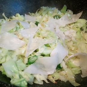  等圆白菜变软一点，就粉皮炒，再加盐，味精，调味就好了