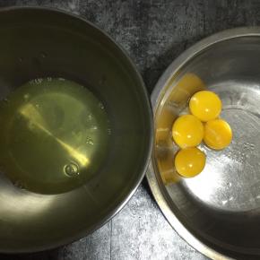 用两个干净无水无油的容器，将鸡蛋分离